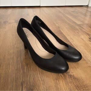 Clarks Women’s Adriel Viola black leather pump - Size 11